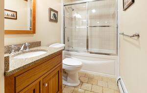 Cozy Mountain Escape with Hot Tub & Prime Access - Winhall, Vermont