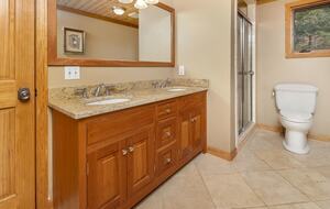 Cozy Mountain Escape with Hot Tub & Prime Access - Winhall, Vermont