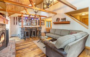 Cozy Mountain Escape with Hot Tub & Prime Access - Winhall, Vermont