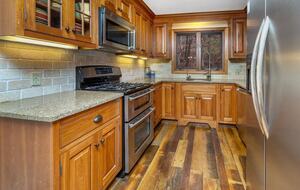 Cozy Mountain Escape with Hot Tub & Prime Access - Winhall, Vermont