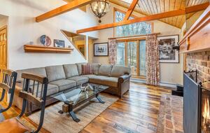 Cozy Mountain Escape with Hot Tub & Prime Access - Winhall, Vermont