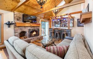 Cozy Mountain Escape with Hot Tub & Prime Access - Winhall, Vermont