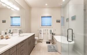 Tranquil Modern Retreat in the Sea-to-Sky Corridor - Squamish, Canada