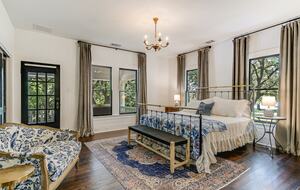 The Ella Norah | A Bespoke Luxury Retreat, Pool Spa - Smithville, Texas