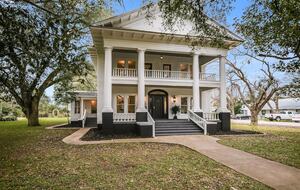 The Ella Norah | A Bespoke Luxury Retreat, Pool Spa - Smithville, Texas