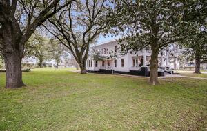 The Ella Norah | A Bespoke Luxury Retreat, Pool Spa - Smithville, Texas