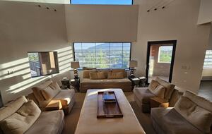 Sitting room, seating for 10