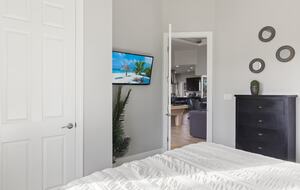 Congo Breeze: Resort-Style Waterfront Retreat with Pool - Cape Coral, Florida