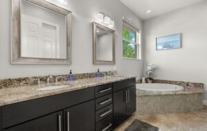 Congo Breeze: Resort-Style Waterfront Retreat with Pool - Cape Coral, Florida