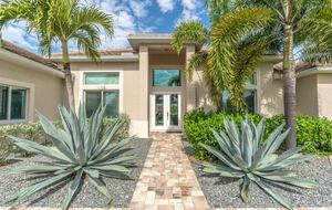 Congo Breeze: Resort-Style Waterfront Retreat with Pool - Cape Coral, Florida