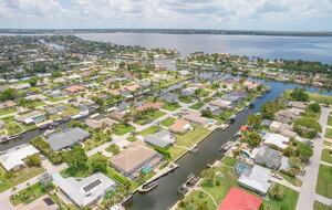 Congo Breeze: Resort-Style Waterfront Retreat with Pool - Cape Coral, Florida