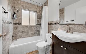 Bright & Chic Highlands Retreat - Wheat Ridge, Colorado