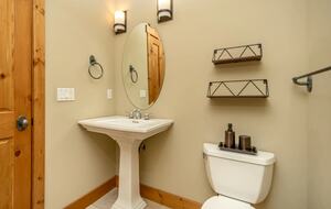 Lake and Ski Retreat with Scenic Mountain Views - McHenry, Maryland