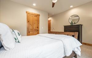 Lake and Ski Retreat with Scenic Mountain Views - McHenry, Maryland