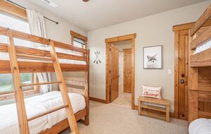 Lake and Ski Retreat with Scenic Mountain Views - McHenry, Maryland