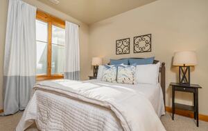 Lake and Ski Retreat with Scenic Mountain Views - McHenry, Maryland