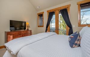 Lake and Ski Retreat with Scenic Mountain Views - McHenry, Maryland