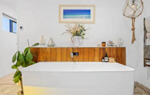 Stunning Falcon Beach House with Epic Ocean Views - Falcon, Australia