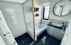 Stunning Falcon Beach House with Epic Ocean Views - Falcon, Australia