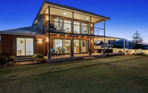Stunning Falcon Beach House with Epic Ocean Views - Falcon, Australia