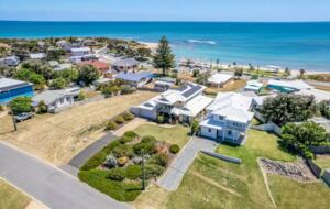 Stunning Falcon Beach House with Epic Ocean Views - Falcon, Australia