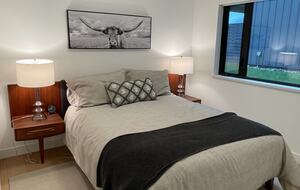 Guest room with queen bed