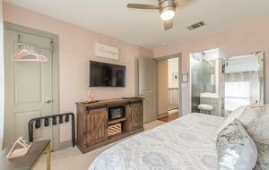 Luxury Lake Travis Waterfront - Spicewood, Texas