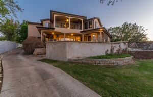 Luxury Lake Travis Waterfront - Spicewood, Texas