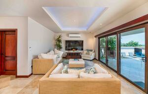 Ocean View Elegance on the Fairway - Roatan, Honduras