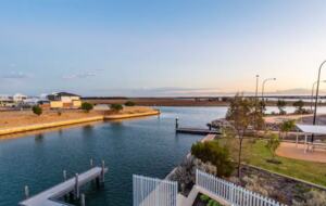 Luxury Canal Retreat with Private Mooring - Dudley Park, Australia