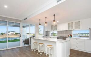 Luxury Canal Retreat with Private Mooring - Dudley Park, Australia