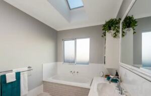 Luxury Canal Retreat with Private Mooring - Dudley Park, Australia