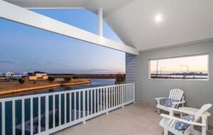 Luxury Canal Retreat with Private Mooring - Dudley Park, Australia