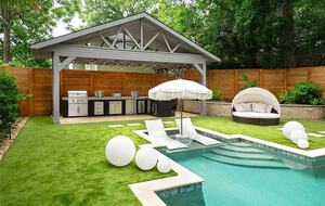 Outdoor kitchen with BBQ grill, ice maker & Fridge