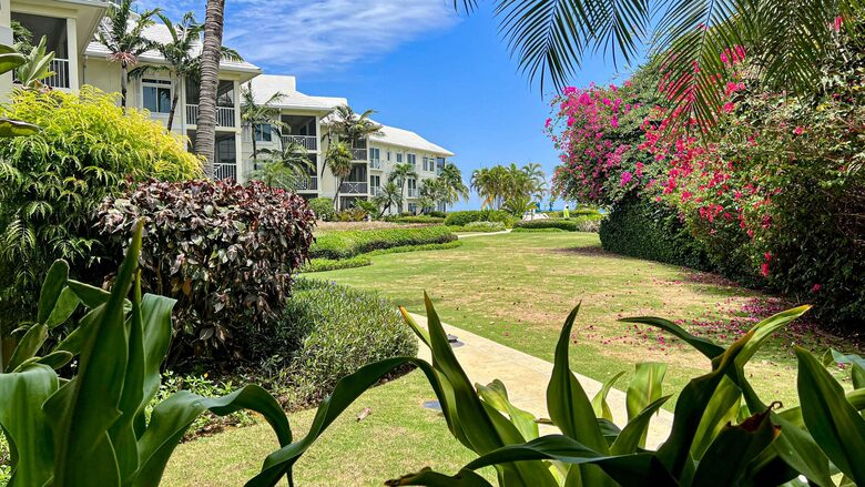 Beachfront Paradise at Crescent Point - seven mile beach, Cayman Islands
