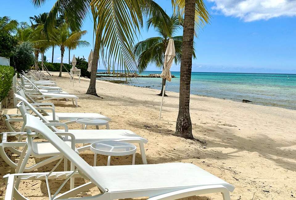 Beachfront Paradise at Crescent Point - seven mile beach, Cayman Islands