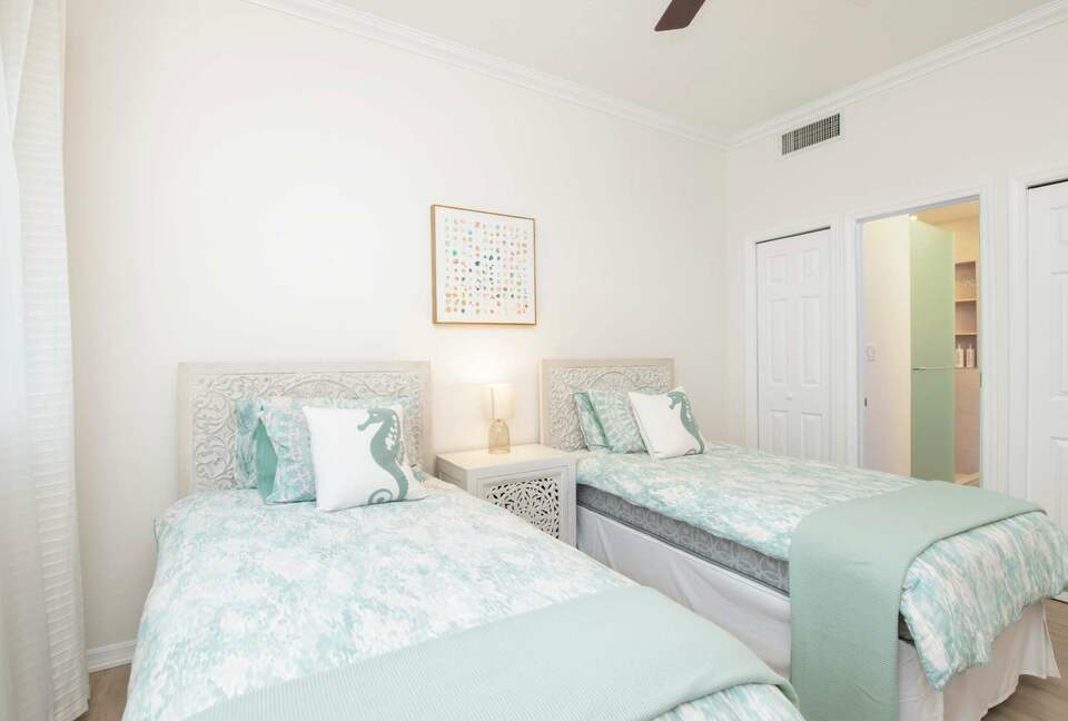 Beachfront Paradise at Crescent Point - seven mile beach, Cayman Islands