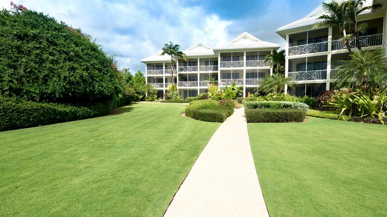Beachfront Paradise at Crescent Point - seven mile beach, Cayman Islands
