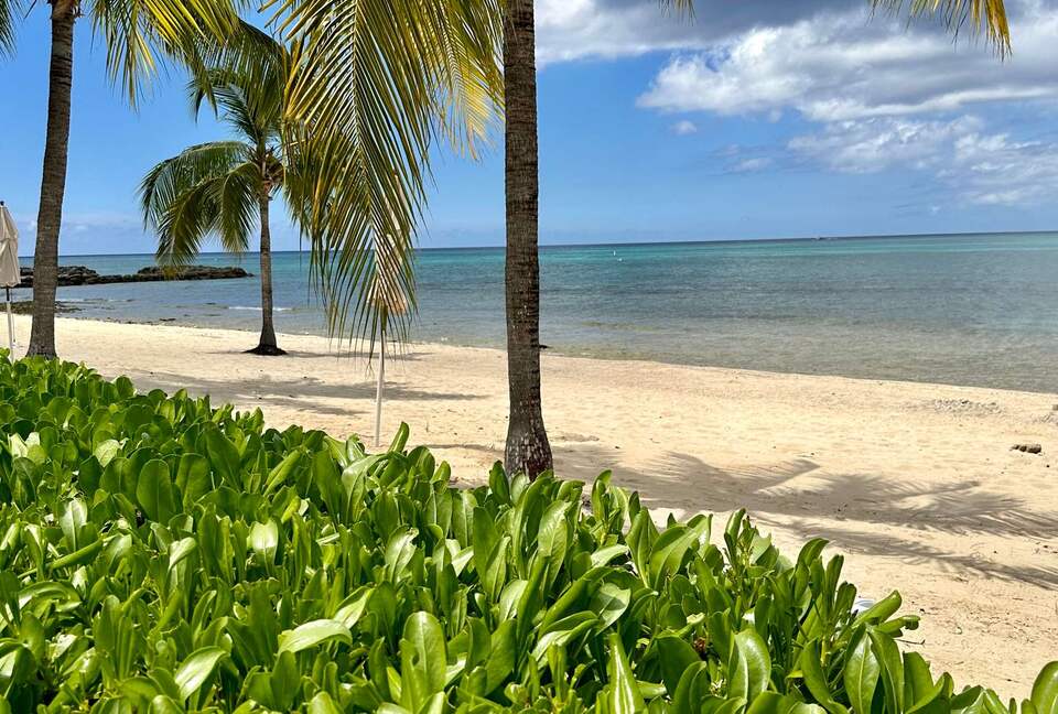 Beachfront Paradise at Crescent Point - seven mile beach, Cayman Islands