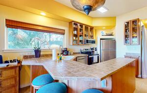 Kahalu'u Beach Condo with Infinity Pool & Spa - Kailua Kona, Hawaii