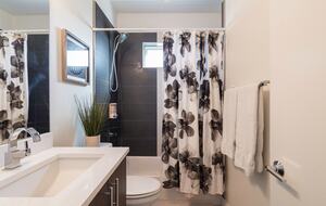 3rd floor - 2nd full bath adjacent to King bedroom