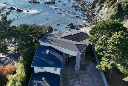 Rocky Waves Ocean Front Luxury Retreat - Brookings, Oregon