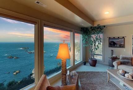 Rocky Waves Ocean Front Luxury Retreat - Brookings, Oregon