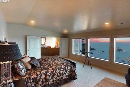 Rocky Waves Ocean Front Luxury Retreat - Brookings, Oregon