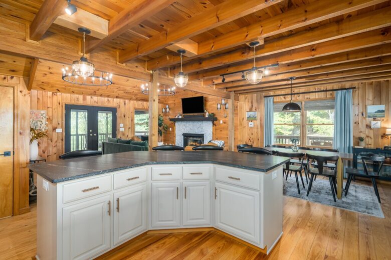 Blue Ridge Vista with Long-Range Mountain Views - Blue Ridge, Georgia