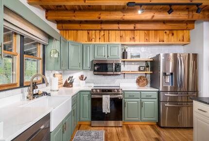 Blue Ridge Vista with Long-Range Mountain Views - Blue Ridge, Georgia