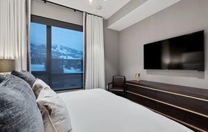 Snowmass Escape: Stylish 3-Bedroom with Stunning Mountain Views - Snowmass Village, Colorado