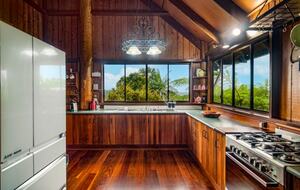 Treetops Sanctuary | Luxury Treehouse - Jaggan, Australia
