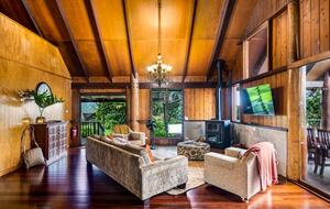 Treetops Sanctuary | Luxury Treehouse - Jaggan, Australia