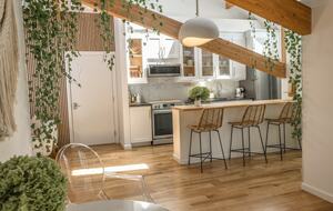 Designer 3BR Treehouse w/ Soaking Tub & Skylights - Wilton, Connecticut